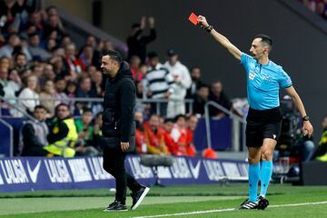 El árbitro del encuentro, José María Sánchez Martínez, expulsa al entrenador del Barcelona un minuto después de amonestar al técnico con la tarjeta amarilla.