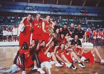 Un grupo de chavales de 18 años se convirtió en el Mundial júnior de Lisboa en todo un referente. Aunque un año antes se habían colgado ya el oro en el Europeo de Varsovia, los júnior de Carlos Sainz de Aja se consagraron en el torneo portugués al tumbar a EE UU en la final (94-87). Una generación inigualable (Raúl López, Juan Carlos Navarro, Felipe Reyes, Carlos Cabezas, Berni Rodríguez, Germán Gabriel...) en la que Pau Gasol no era ni el pívot titular.