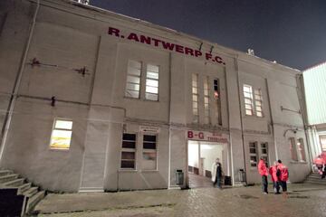 Está ubicado en Amberes, Bélgica. Inaugurado en 1923, ha sufrido varias remodelaciones a lo largo del tiempo. Hay un par de cosas que afean este estadio; la fachada y una de las gradas de su interior. 
