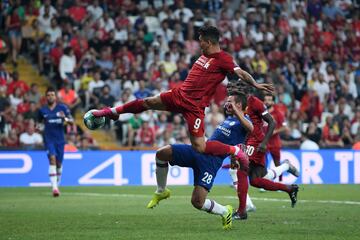 1-1. Roberto Firmino en la jugada del primer gol de los 'reds' anotado por Sadio Mane.