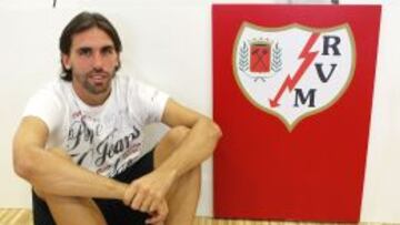 ANTERIOR ETAPA. Jordi Figueras posa junto al escudo del Rayo en la Ciudad Deportiva franjirroja.