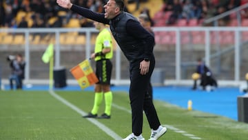 Lecce (Italy), 10/03/2024.- Lecce's head coach Roberto D'Aversa gestues during the Italian Serie A soccer match US Lecce vs Hellas Verona FC in Lecce, Italy, 10 March 2024. (Italia) EFE/EPA/ABBONDANZA SCURO LEZZI
