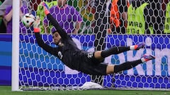 Frankfurt Am Main (Germany), 01/07/2024.- Goalkeeper Diogo Costa of Portugal saves a penalty during the penalty shootout of the UEFA EURO 2024 Round of 16 soccer match between Portugal and Slovenia, in Frankfurt Main, Germany, 01 July 2024. (Alemania, Eslovenia) EFE/EPA/OLIVIER MATTHYS
