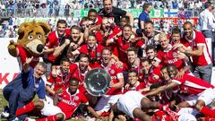 El PSV logr&oacute; el bicampeonato de la liga de Holanda con Moreno y Guardado como figuras.