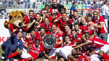 El PSV logr&oacute; el bicampeonato de la liga de Holanda con Moreno y Guardado como figuras.