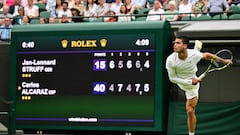 Spain's Carlos Alcaraz serves the ball to Germany's Jan-Lennard Struff during their men's singles tennis match on the first day of the 2022 Wimbledon Championships at The All England Tennis Club in Wimbledon, southwest London, on June 27, 2022. (Photo by SEBASTIEN BOZON / AFP) / RESTRICTED TO EDITORIAL USE