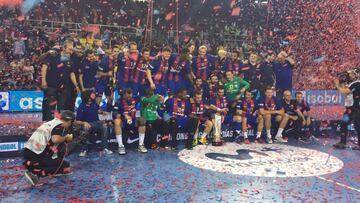 La plantilla del Barça recibió el título de Liga.