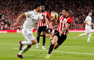 Duelo entre Marco Asensio y Yuri Berchiche por un balón que parece no tener dueño.