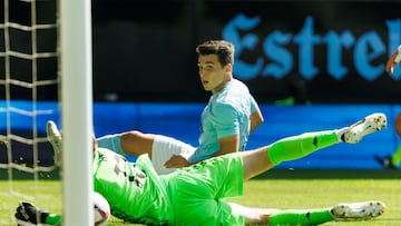 Anastasios Douvikas, delantero del Celta, marca el 3-0 ante el Valladolid en el partido disputado esta temporada en Balaídos.