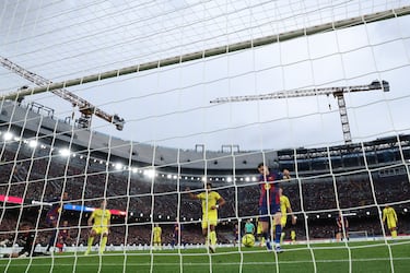 El jugador del Barcelona, Robert Lewandowski, marca el 4-1 al Villarreal. 