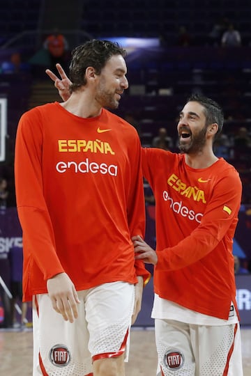 Pau Gasol y Juan Carlos Navarro conversan minutos antes del inicio del partido ante Rusia, por el tercer y cuarto puesto del Eurobasket 2017.