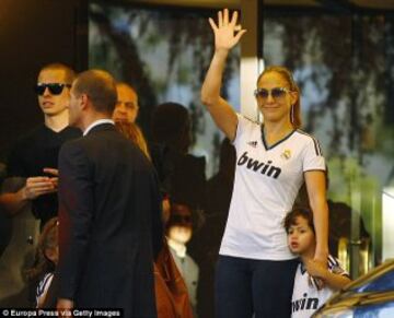 Jennifer Lopez también a mostrado su amor por el Real Madrid en diferentes ocasiones, y hasta sus pequeños lucen la camiseta blanca. 