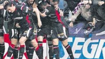 <b>EFECTIVIDAD. </b>Los jugadores del Valladolid celebran un gol junto a sus aficionados.