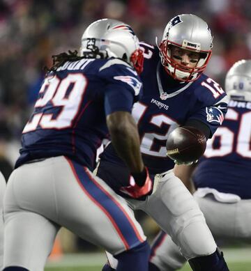 El drive con el que se terminó la primera mitad a punto estuvo de costarle un nuevo TD en contra a los Texans. Una carrera de Blount desde la yarda 1 fue bien frenada por el front seven de Houston. Stephen Gostkowski aprovechó la ocasión para anotar un FG y poner el 17 - 13 con el que nos fuimos al descanso.