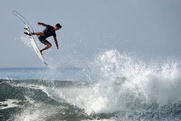 Griffin Colapinto de los EE. UU. monta una ola durante la World Tour League Tour de la Liga Mundial de Surf en Keramas.