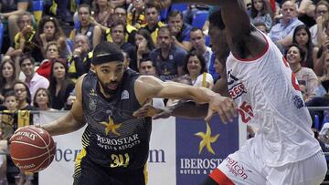 GRA387. LA LAGUNA (TENERIFE), 14/05/2017.- El base estadounidense de Iberostar Tenerife, Davin White (i), intenta superar la defensa del alero congoleño del ICL Manresa, Romaric Belemene, durante el encuentro correspondiente a la liga ACB, que disputan esta tarde en el Pabellón de Deportes Santiago Martín de Tenerife. EFE/Cristóbal García.