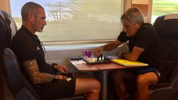 Jon Pascua y Quique Setién, jugando al ajedrez en el AVE.