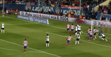 1-0. Godin anota el primer tanto.