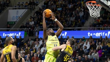 l pívot del Hiopos Lleida, Atoumane Diagne (c), y el ala-pívot de La Laguna Tenerife, Doornekamp (d) durante el partido de la decimoquinta jornada de la Liga Endesa que enfrenta a La Laguna Tenerife y al Hiopos Lleida este sábado en el pabellón Santiago Martín en La Laguna (Tenerife).