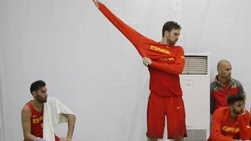 BAS18. R&Iacute;O DE JANEIRO (BRASIL), 3/8/2016.- (i-d) Los jugadores de la selecci&oacute;n espa&ntilde;ola de baloncesto, el alero Rudy Fern&aacute;ndez, el pivot Pau Gasol y el base Ricky Rubio observan el partido de entrenamiento ante Australia hoy, mi&eacute;rcoles 3 de agosto de 2016, en el Parque de los Atletas en Rio de Janeiro (Brasil). EFE/Jorge Zapata