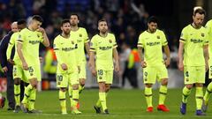 Los jugadores del Barcelona se retiran del campo tras el empate contra el Lyon.