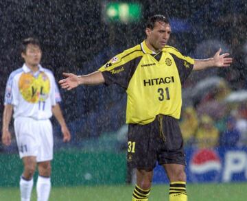 Militó de 1998 a 1999 con el Kashiwa Reysol.