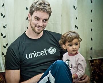 Pau Gasol, con un niña en Irak (2017).