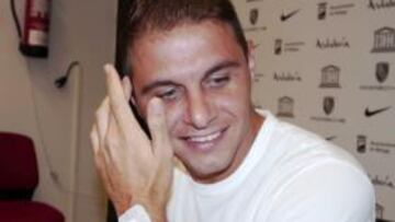 <b>EN EL AIRE. </b>Joaquín, ayer ante los medios. En su brazo izquierdo, el corte que se hizo con la valla.