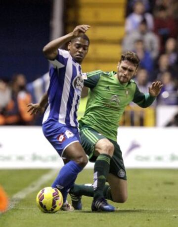 El delantero portugués del Deportivo Cavaleiro pelea un balón con Sergio Gómez, del Celta.