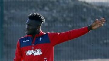 Isaac Success durante un entrenamiento con el Granada.