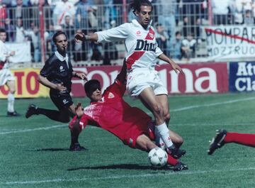 Jugó con el Rayo Vallecano la temporada 93/94