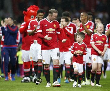 Wayne Rooney, acompañado por Kai, en una vuelta de honor del United en 2016, tras un partido contra el Bournemouth.