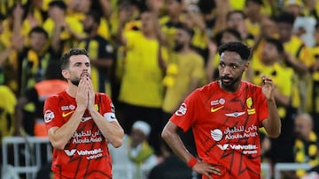 Nacho, a la izquierda, con el Al-Qadsiah.