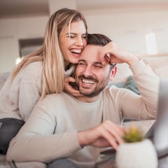 Una psicóloga activa la alarma por los casos de ‘poligamia social’ en España: “El listón está bajo”