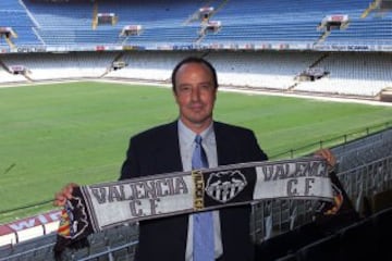En 2001 es presentado como entrenador del Valencia.
