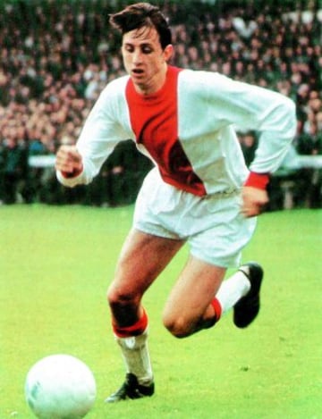 El partido de su debut se celebró el 15 de noviembre de 1964, enfrentándose al GVAV Groningen. Se producía así el inicio de la carrera del considerado mejor jugador europeo de la historia