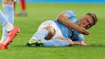 Carl Starfelt, jugador del Celta, se queja de un golpe tumbado sobre el césped de Balaídos.