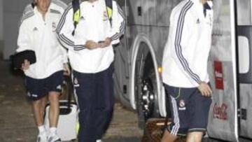 <b>CONCENTRADOS POR 'MOU'. </b>Arbeloa, Albiol y Canales, subiendo al autobús para ir al Hotel Mirasierra.