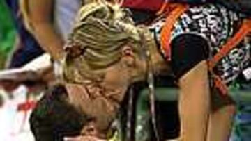 Markov besa a su mujer Valentina después de lograr la medalla de oro.