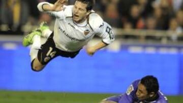 <b>GOL DE PIATTI Y LESIÓN DE KEYLOR. </b>El tercer gol del Valencia llegó al filo del descanso y conllevó la lesión del portero del Levante.