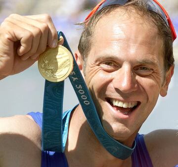 El británico Steve Redgrave se convirtió, con la medalla de oro obtenida en Sídney, en el único remero capaz de proclamarse campeón olímpico en cinco Juegos consecutivos, de 1984 al año 2000. Todo empezó en Los Angeles en la prueba de equipos; los siguientes cuatro años se impuso en la disciplina de parejasy, por último, en Sídney 2000, a modo de despedida, repitió el oro por equipos. Además, se colgó otros nueve oros en los Campeonatos del Mundo de Remo y un bronce en los Juegos del 88.