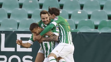 Canales es felicitado por Loren y Miranda tras su gol en el derbi.