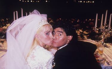 Diego Maradona besa a Claudia Villafañe durante su boda en el estadio Luna Park el 07 de noviembre de 1989 en Buenos Aires, Argentina.