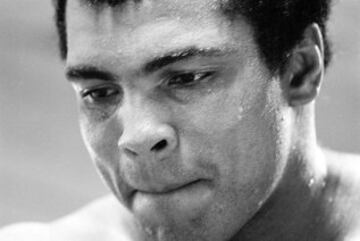 Junio 3: El legendario Mohamed Ali falleció a los 74 años luego de un largo combate de 32 años contra la enfermedad del Parkinson. Campeón olímpico en 1960 bajo en nombre de Cassius Clay, se convirtió en campeón del mundo de pesados en 1964, destronando a Sonny Liston. Un título que revalidará en varias ocasiones hasta 1978. Cambió su nombre al de Mohamed Ali luego de convertirse al Islam, y rechazó participar como soldado en la guerra de Vietnam.