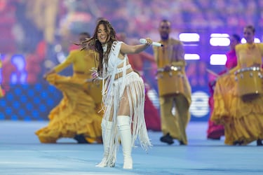 La actuación de Camila Cabello en la final de la Champions League 2022 en el Stade de France, en París, fue un espectáculo vibrante y lleno de energía.

La cantante cubano-estadounidense interpretó algunos de sus mayores éxitos, incluyendo 'Señorita', 'Bam Bam' y 'Don't Go Yet', acompañada de una elaborada coreografía y un despliegue visual impresionante. 
Sin embargo, la final entre Liverpool y Real Madrid sufrió un retraso debido a incidentes con los aficionados en los accesos al estadio, lo que también afectó el horario de la presentación de Camila Cabello. A pesar de esto, su espectáculo fue bien recibido y marcó otro hito en la historia de los eventos musicales previos a la gran final.