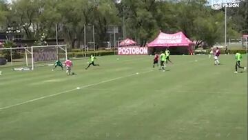 El gol de Vladimir en práctica que cuelga a Cuadrado