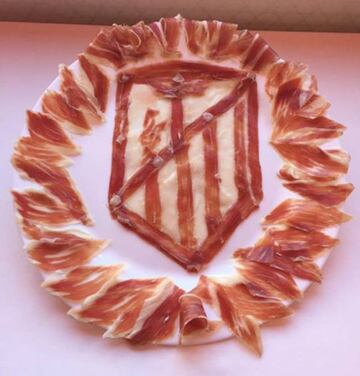El plato de jamón con el nuevo escudo del Atlético.