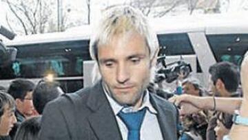 <b>EXPECTACIÓN. </b>Muchos aficionados se dieron cita en el hotel del Valencia para jalear al equipo, que llegó comandado por Cañizares.