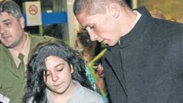 <b>EXPECTACIÓN A LA LLEGADA ATLÉTICA.</b> Fernando Torres y Agüero fueron los rojiblancos más solicitados en la puerta del hotel AC Coruña, al que llegó anoche el Atlético.