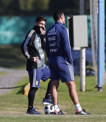 El capitán de la selección argentina, Lionel Messi, participa en un entrenamiento, en las instalaciones de la Asociación del Fútbol Argentino (AFA)